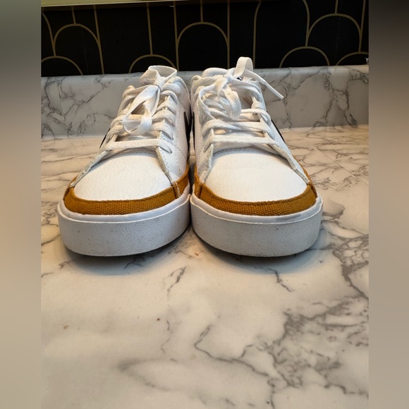 Nike courts women’s 7 - Picture 3 of 8